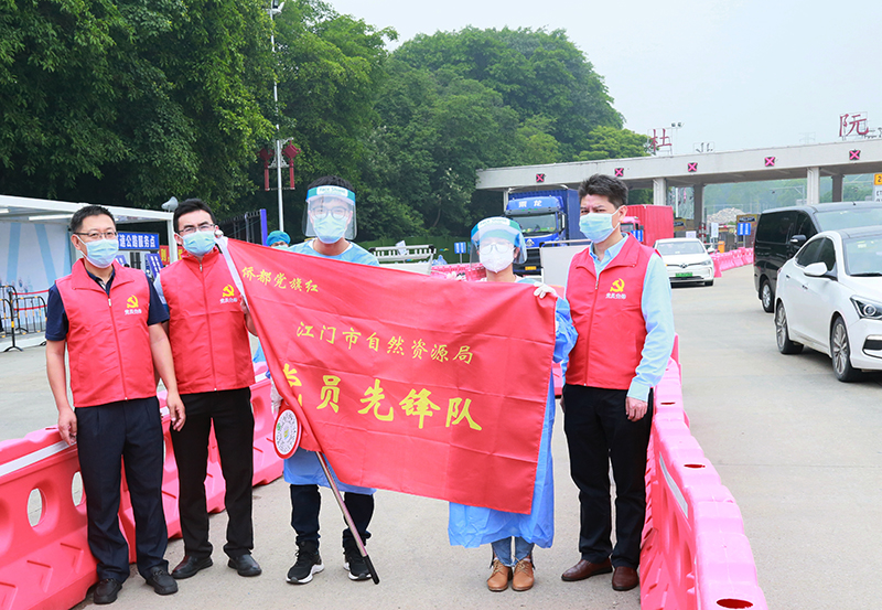 220509授旗宣誓凝斗志挺身抗疫當(dāng)先鋒 (6).jpg