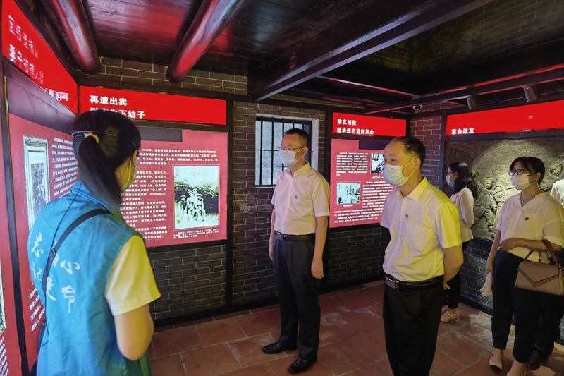 6月30日，為大力弘揚(yáng)以愛國主義為核心的民族精神和以改革創(chuàng)新為核心的時代精神，市統(tǒng)計局組織全體黨員到龔昌榮故居開展革命傳統(tǒng)教育和紅色教育活動。.jpg