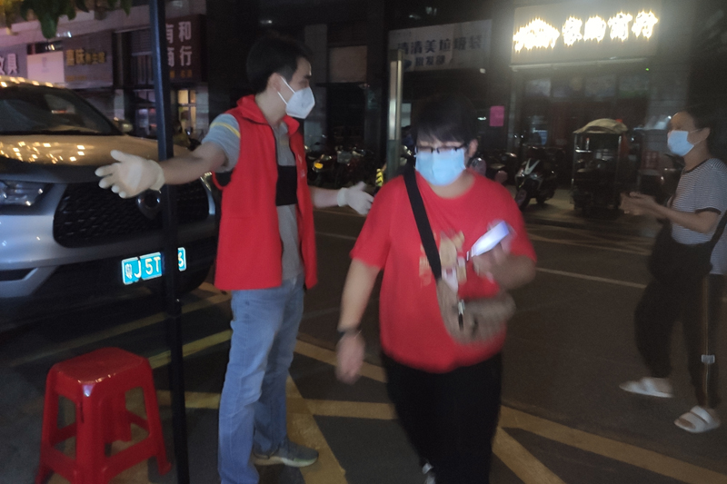 市統(tǒng)計局黨員志愿者指導(dǎo)群眾掃碼入場.jpg