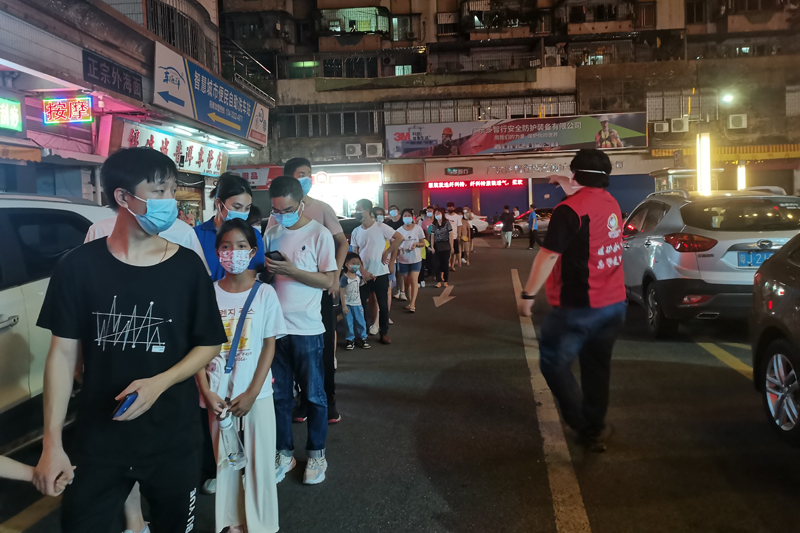 市統(tǒng)計局青年志愿者認(rèn)真維持現(xiàn)場秩序.jpg