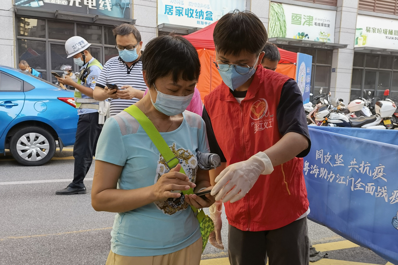 市統(tǒng)計局青年志愿者指導(dǎo)群眾關(guān)注大規(guī)模核酸檢測時間安排.jpg