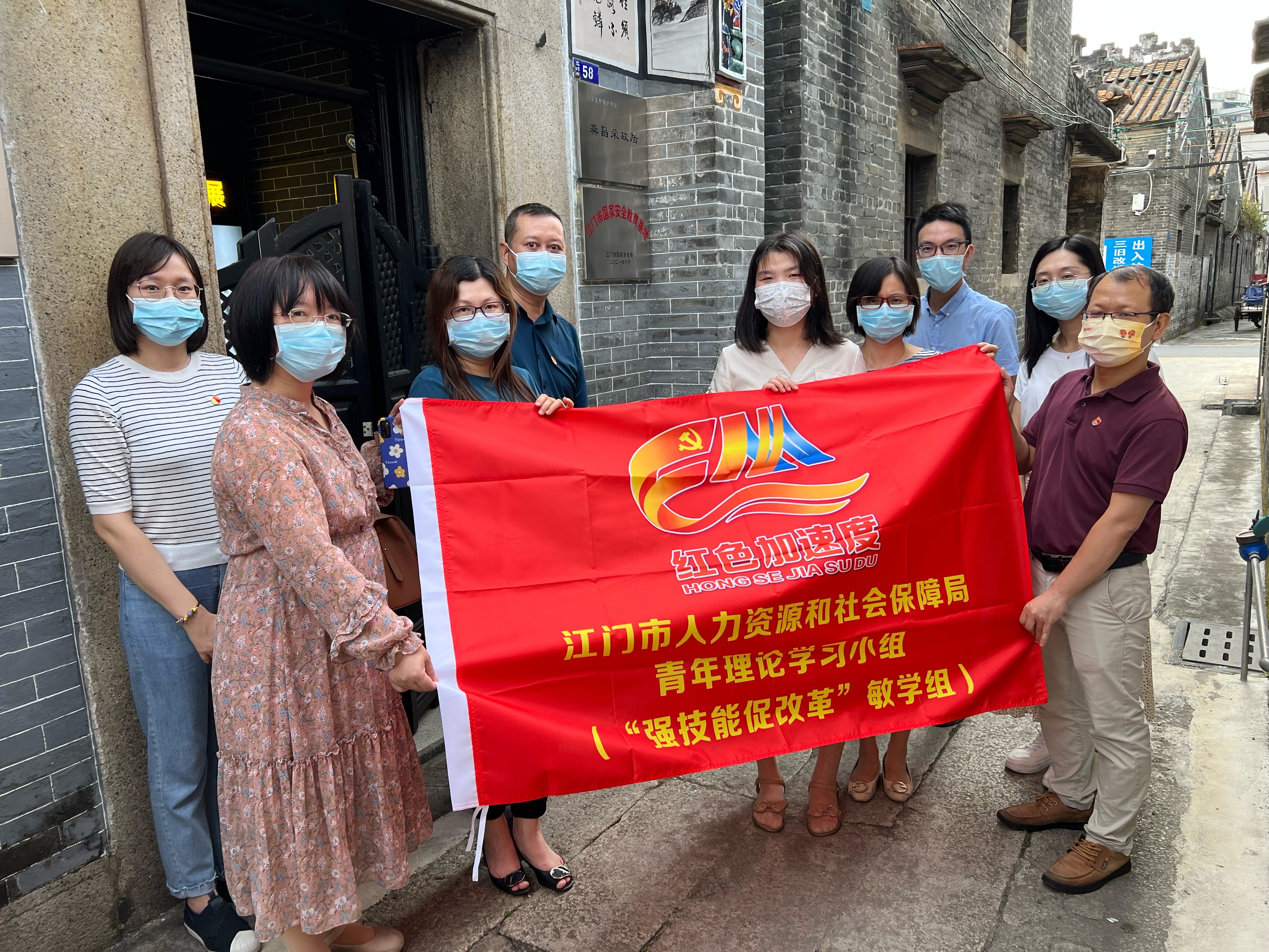 局機關(guān)第二黨支部、市工匠協(xié)會黨支部黨員參觀合影.jpg