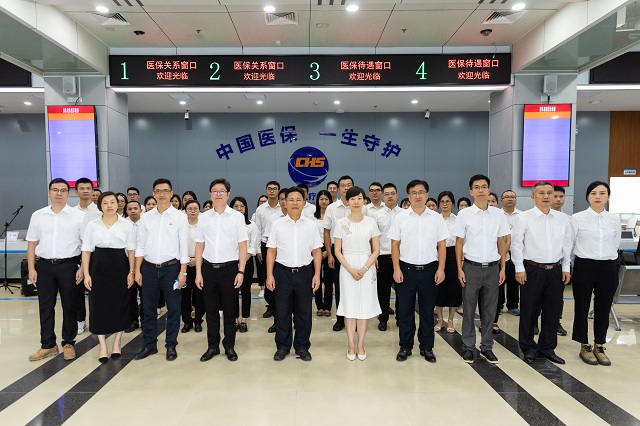 市醫(yī)保中心全體職工干部精神抖擻地為全市廣大參保群眾服務.jpg