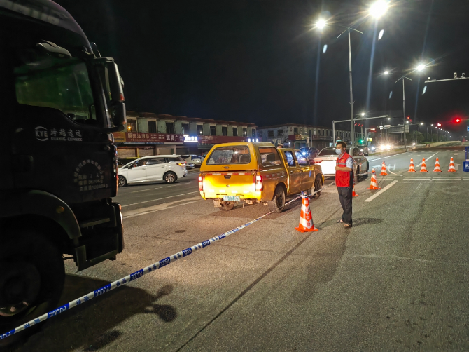 鶴山公路事務(wù)中心黨總支副書記杜瑞東在人民南路竹蓢路口對面卡點(diǎn)值守，對過往司乘人員進(jìn)行核查和引導(dǎo).jpg