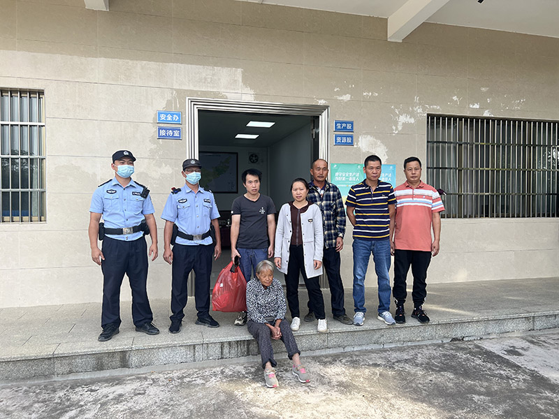 221102江門市西坑林場成功救助走失林區(qū)的七旬老人 (2).jpg