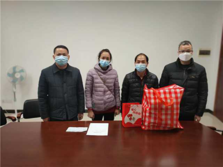 市農(nóng)技中心慰問退休困難黨員送去黨組織的關(guān)懷與溫暖243.png