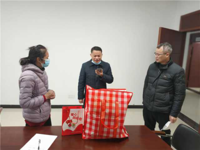 市農(nóng)技中心慰問退休困難黨員送去黨組織的關(guān)懷與溫暖246.png