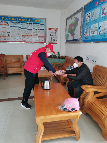 為司機(jī)遞上熱姜茶.jpg