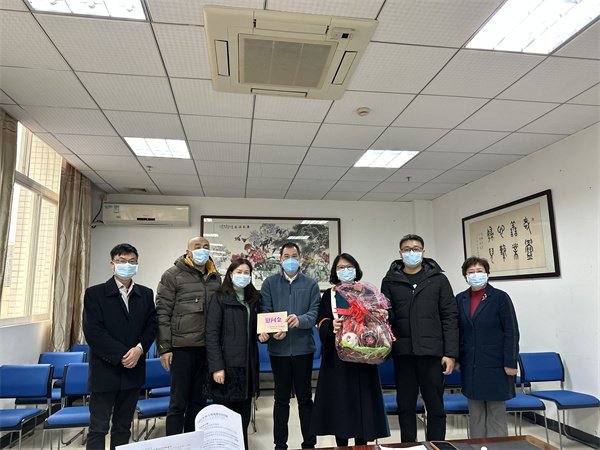 圖7：梁柏樓同志對(duì)市婦幼保健院進(jìn)行新春慰問(wèn).jpg