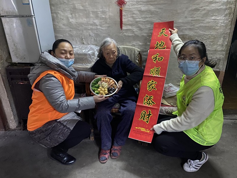 2.蓬江區(qū)朗頤“南粵家政”基層服務示范站為困難長者贈送盤菜.jpg