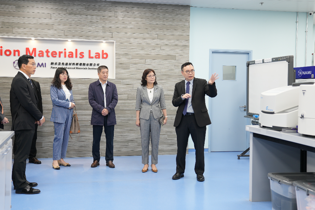 配圖三：參觀香港納米及先進(jìn)材料研發(fā)院.jpg