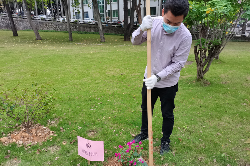 4.10植樹(shù)活動(dòng)1(1).jpg