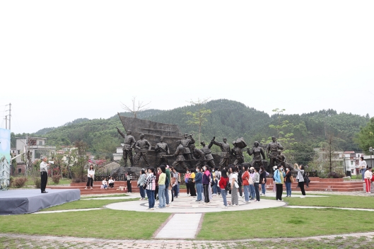 230412江門市自然資源局婦委會(huì)開展“巾幗心向黨，奮進(jìn)新征程”三八婦女活動(dòng) (1).jpg