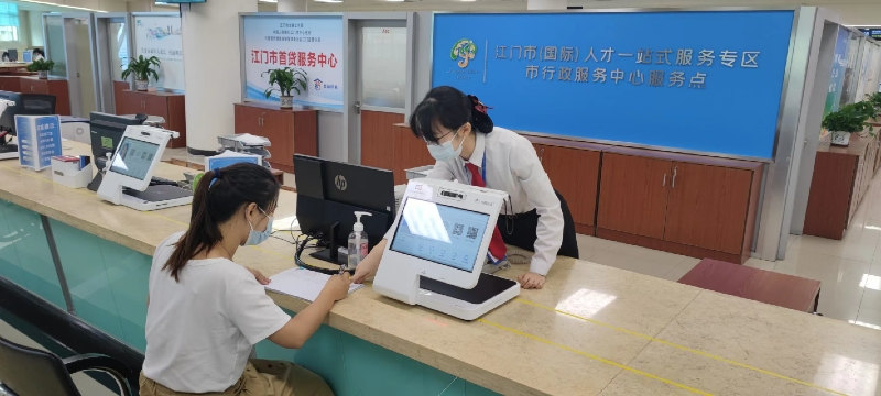 窗口為高層次人才服務(wù).jpg