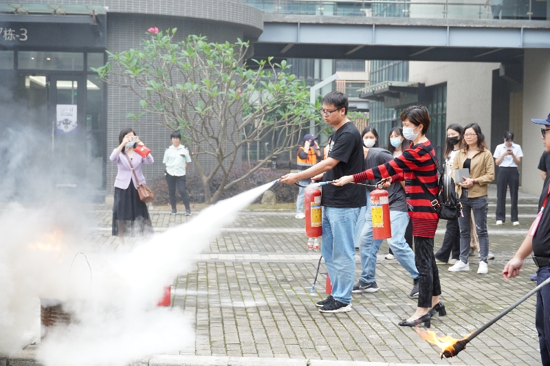 學習使用滅火器.jpg