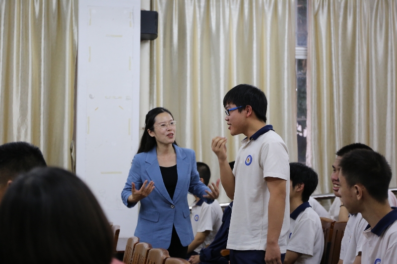 職業(yè)指導(dǎo)進(jìn)校園活動(dòng).jpg