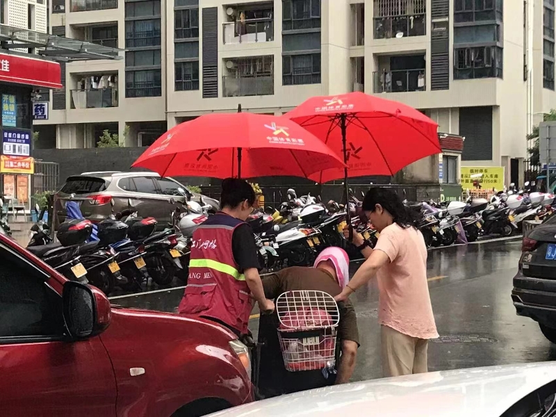 護(hù)送社區(qū)內(nèi)行動不便長者回家jpg.jpg