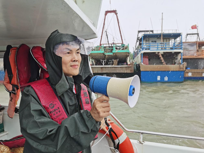 出海勸導(dǎo)漁民上岸避風(fēng).jpg
