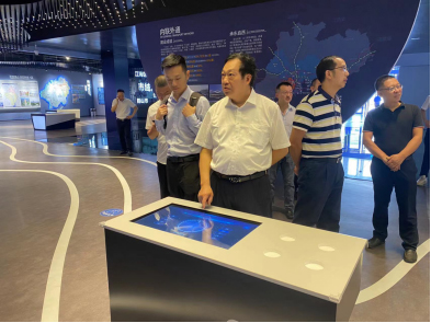 230803協(xié)鑫集團(tuán)一行蒞臨江門(mén)市規(guī)劃展覽館參觀 (1).jpg