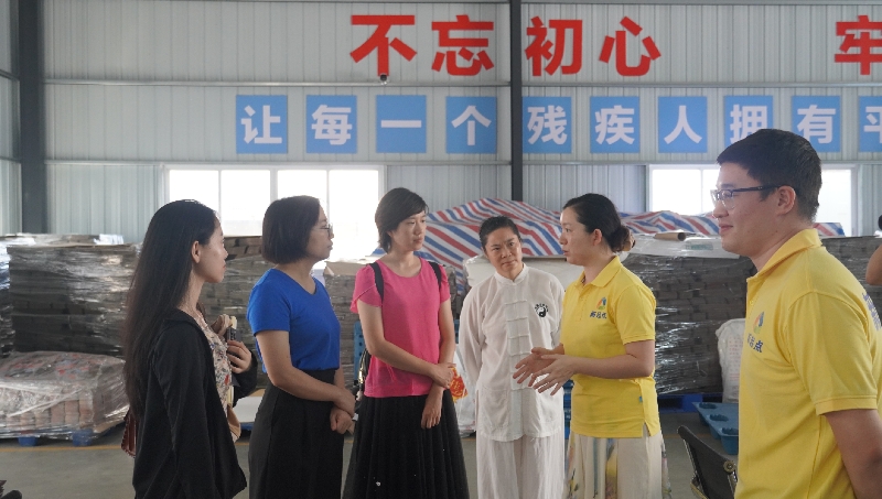 去杜阮愛心車間了解殘疾人就業(yè).jpg