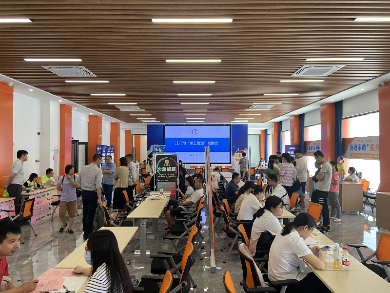圖片1：招聘會現(xiàn)場.jpg