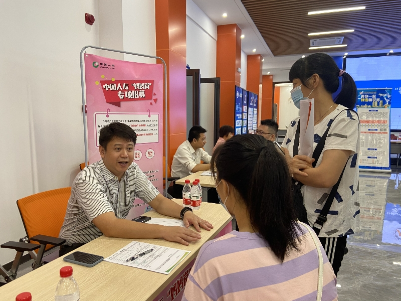 圖片2：群眾咨詢媽媽崗信息.jpg