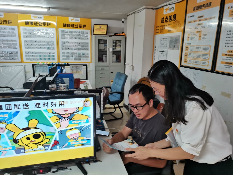 市人社局黨員向新業(yè)者推介人社政策.jpg