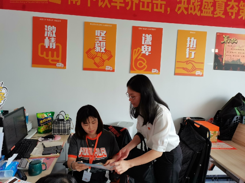 市人社局黨員向新業(yè)者宣傳社保基金反欺詐知識.jpg