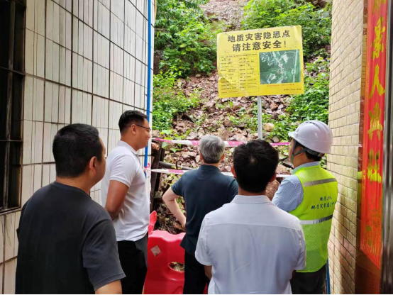 230914主動做好本輪強(qiáng)降雨期間地質(zhì)災(zāi)害防御，市自然資源局深入蓬江區(qū)開展督導(dǎo)檢查 (1).png