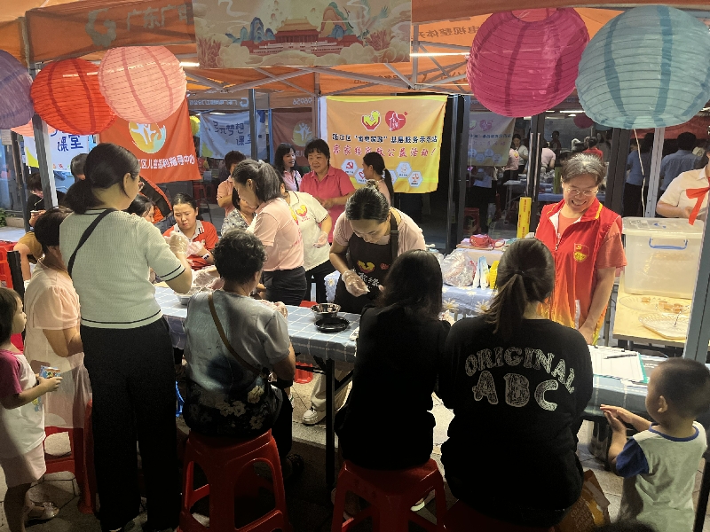 圖4：蓬江區(qū)“南粵家政”基層服務(wù)示范站客家緣家政公司參與石沖社區(qū)的中秋活動現(xiàn)場.jpg