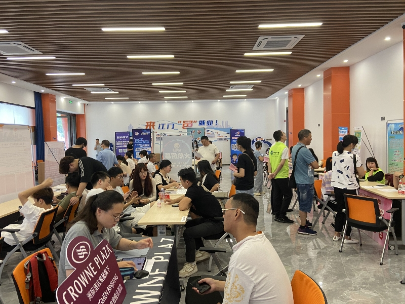 零工市場(chǎng)招聘會(huì)現(xiàn)場(chǎng).jpg