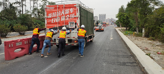 齊心協(xié)力推車解困1（黎偉均供圖）.jpg