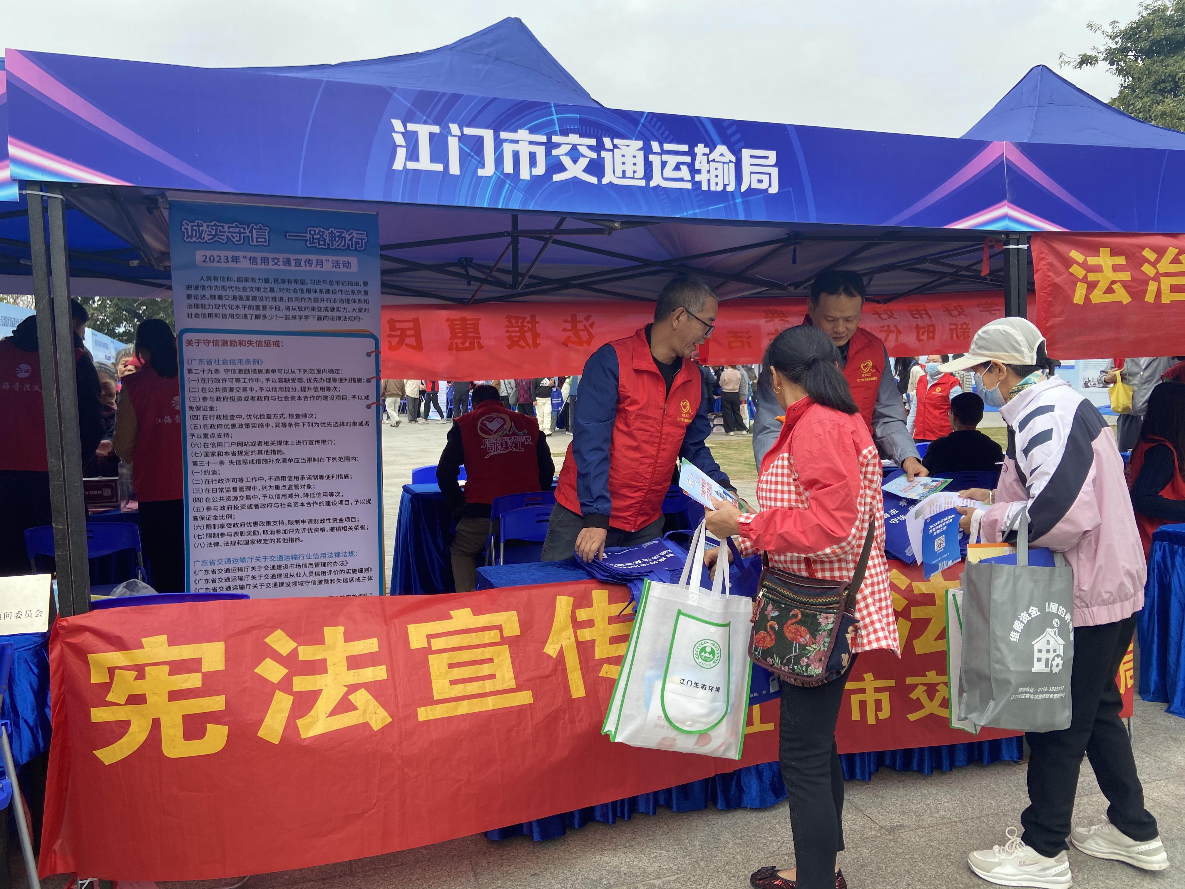圖4、下沙廣場(chǎng)憲法宣傳周普法活動(dòng).jpg