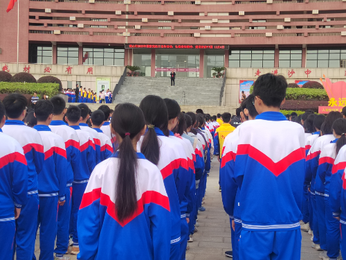 鶴山市沙坪中學(xué)開展“憲法晨讀”活動.jpg