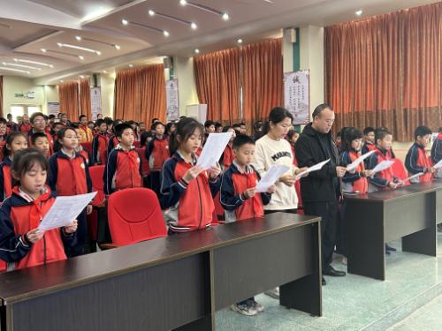 江門市北苑小學(xué)開展“憲法晨讀”活動.jpg