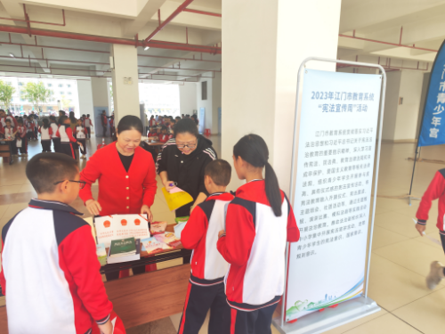市教育局局長梁鳳瓊在新會東區(qū)學(xué)校進(jìn)行憲法宣傳，和學(xué)生一起玩憲法知識闖關(guān)游戲.jpg