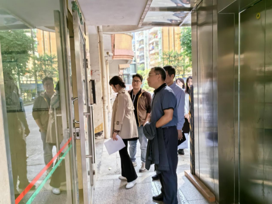 231219市自然資源局到蓬江區(qū)怡興苑小區(qū)開(kāi)展加裝電梯工作調(diào)研 (2).png