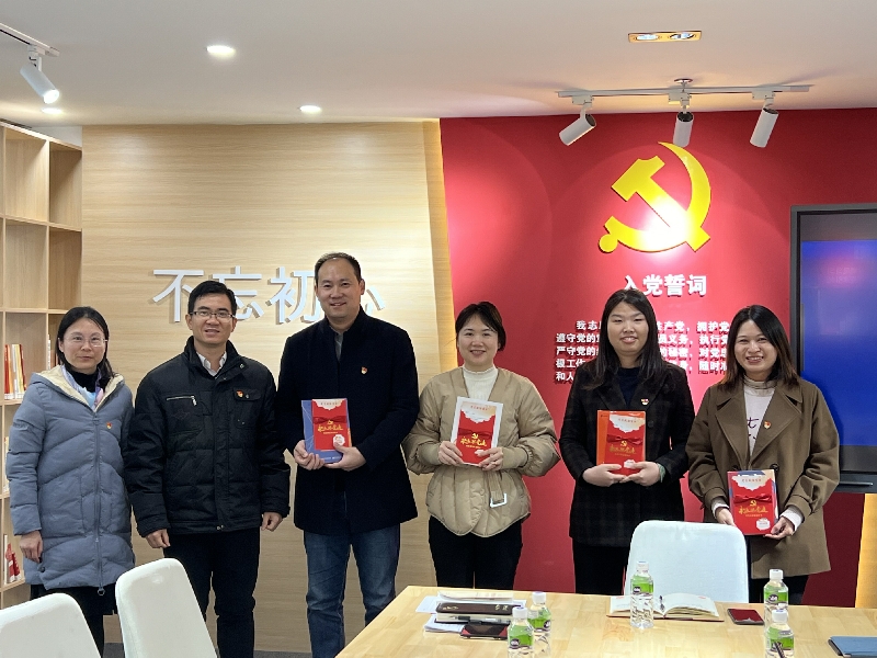 為“政治生日”黨員贈(zèng)送禮物和賀卡.jpg