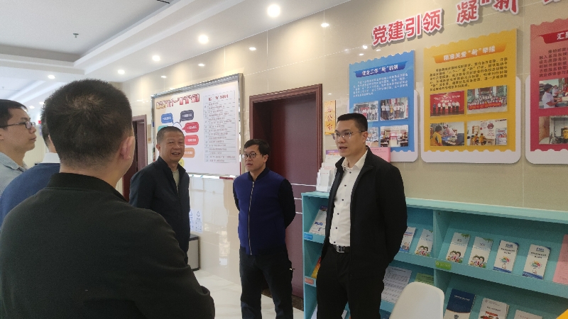 在新會(huì)街道辦服務(wù)中心調(diào)研.jpg