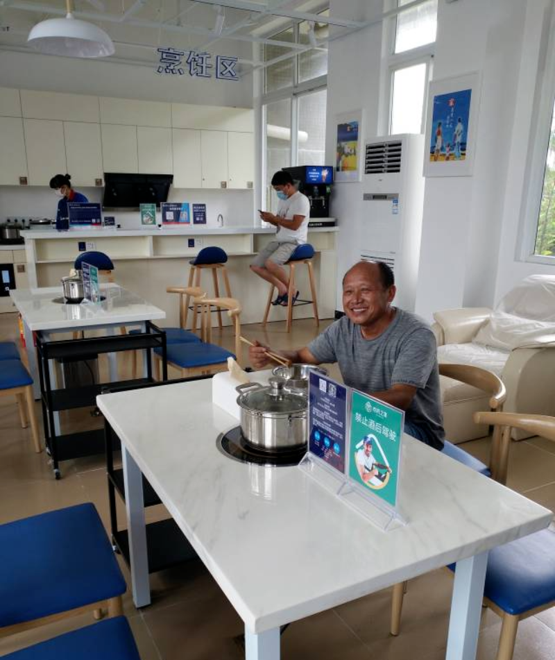 貨車司機(jī)在“司機(jī)之家”吃飯休息