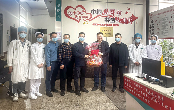 圖4：黃偉忠同志到市結核病防治所進行新春慰問.jpg