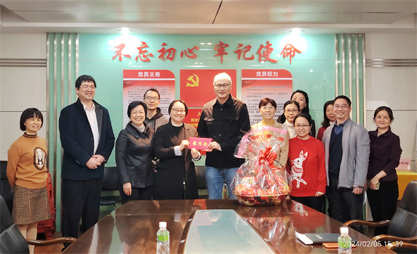 圖6：張靈同志到市中心血站進行新春慰問.jpg