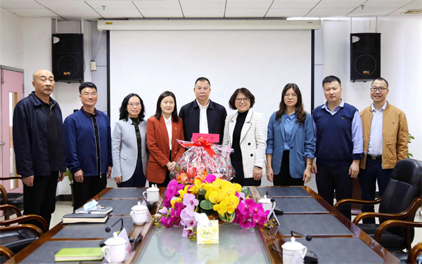 圖8：梁柏樓同志到市婦幼保健院進行新春慰問.jpg