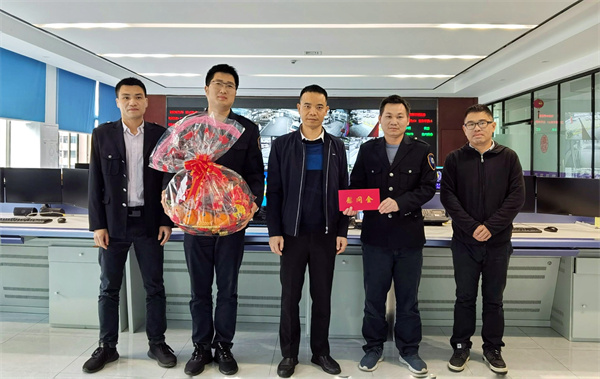 圖12：梁南靈同志到市緊急醫(yī)療救援指揮中心進行新春慰問.jpg