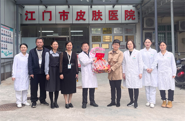 圖14：馮冰同志到市皮膚醫(yī)院進行新春慰問.jpg