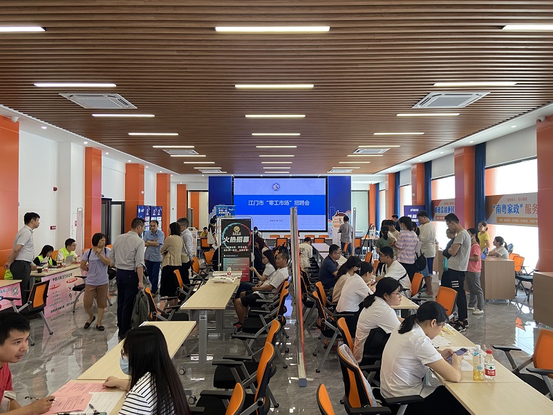 圖片2：零工市場(chǎng)招聘會(huì)現(xiàn)場(chǎng).jpg