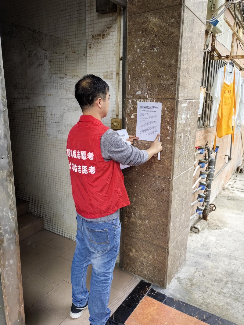黨員義工張貼用氣安全提醒.jpg
