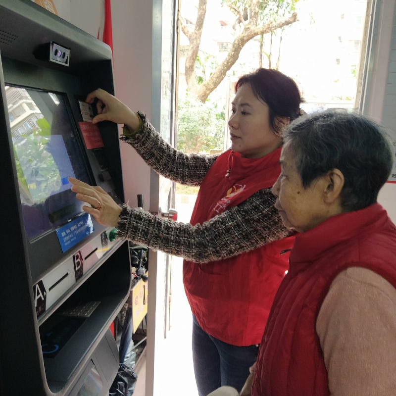 黨員義工指引群眾開展自助養(yǎng)老年審.jpg