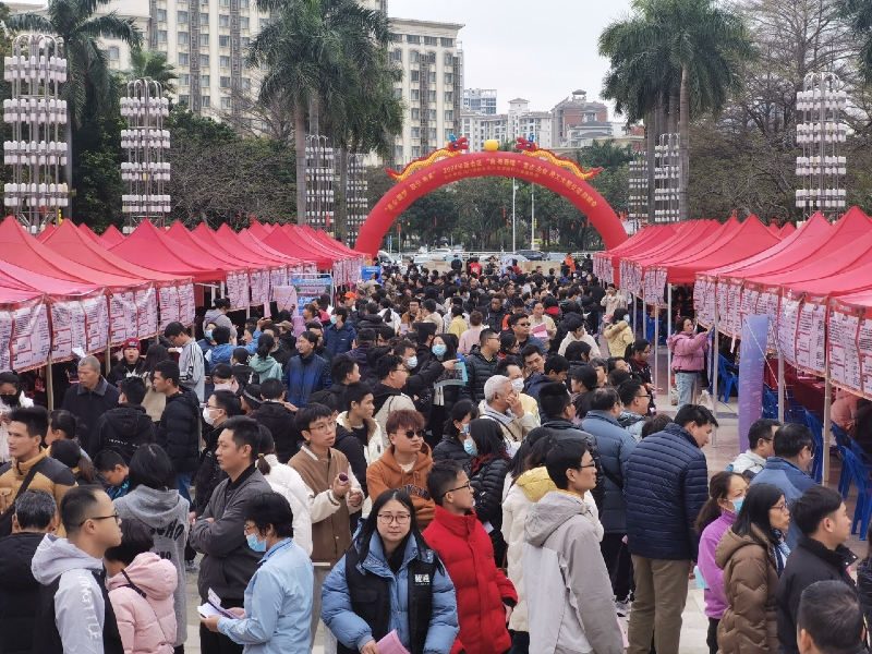 2月24日上午，新會(huì)區(qū)人社局在名人廣場(chǎng)舉行2024年新會(huì)區(qū)“南粵春暖”重點(diǎn)企業(yè)用工大型公益招聘會(huì)。.jpg