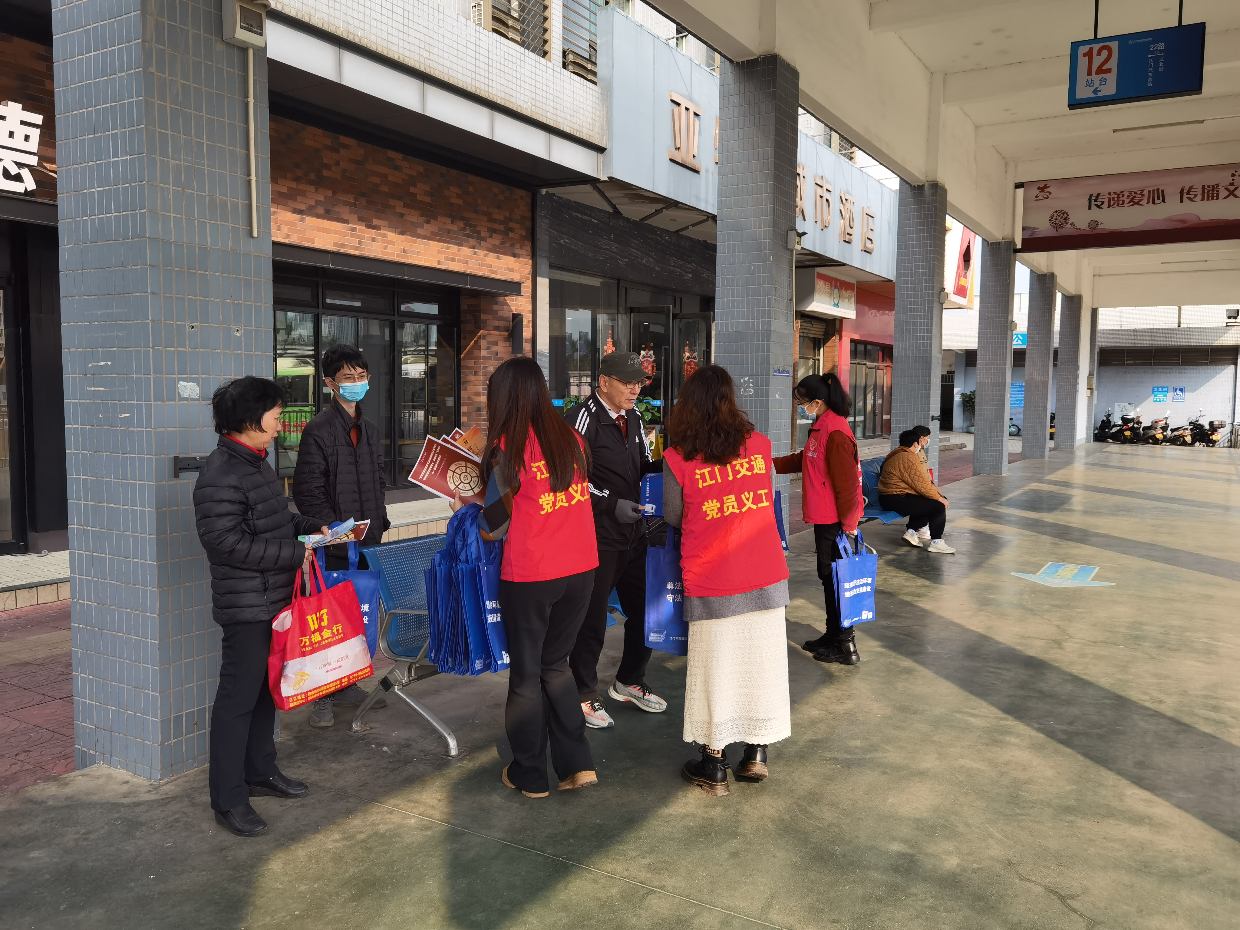 公交站宣傳普法.jpg